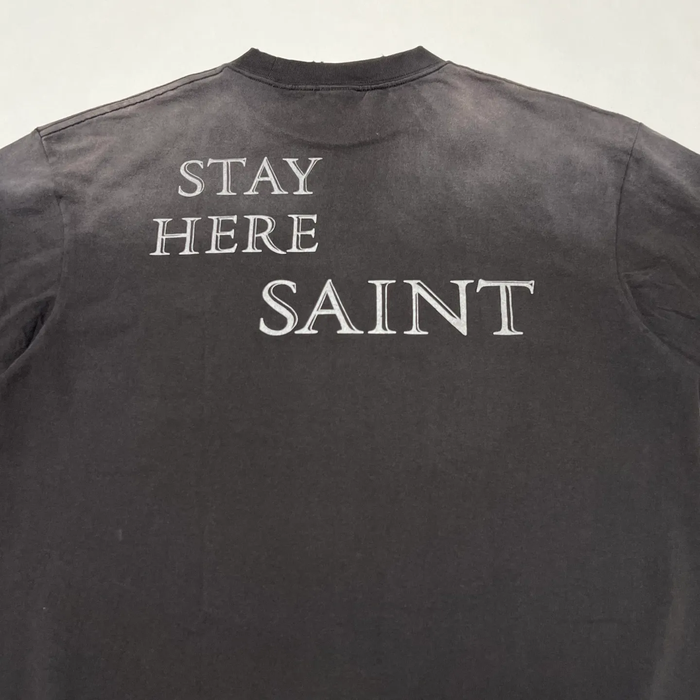 SAINT Mxxxxxx × STAR WARS SW_SS TEE /ANAKIN/BLK Star Wars co-branded TEE Anakin Skywalker Darth Vader reflection print TEE washed black S-XL The print comes from the impressive poster vision of "Anakin Skywalker" in "STAR WARS Episode I/The Phantom Menace" and the design of "Darth Vader" printed on the back The entire garment is hand-processed with dirt, washed with water, and printed with a distressed feel, which perfectly interprets the artistic specialty of NEW VINTAGE. In addition, the main mark and wash mark are customized to be consistent with the original version. It can be said that every detail of ZP is perfectly reproduced.